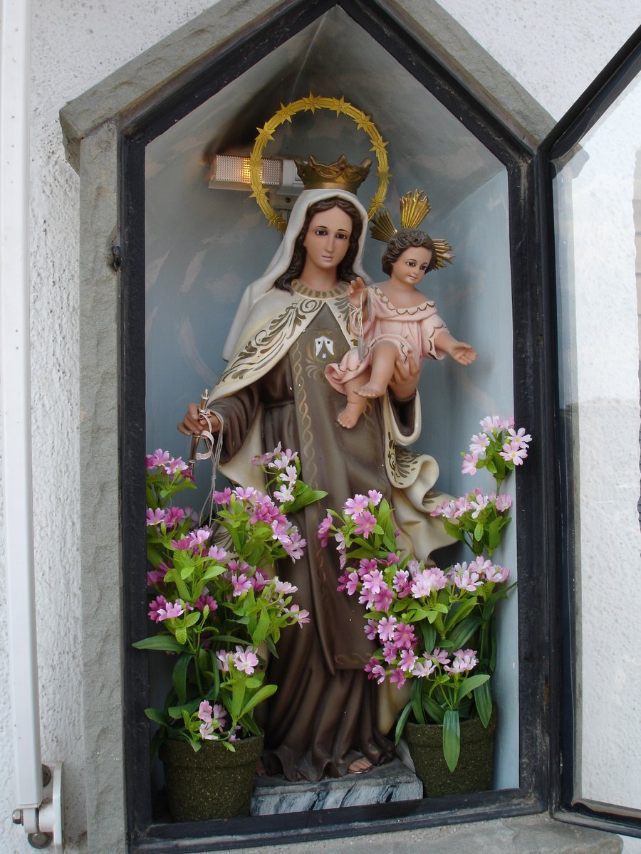 joanarimanyjuv's tweet image. #taldiacomavui de 1989, és col•locada una imatge de la Mare de Déu del Carme a una fornícula de la façana de l’edifici del carrer Torrent i Garriga de #Manlleu. @catcrist #dulia #etnografia #devoció #efemèridesreligiositat