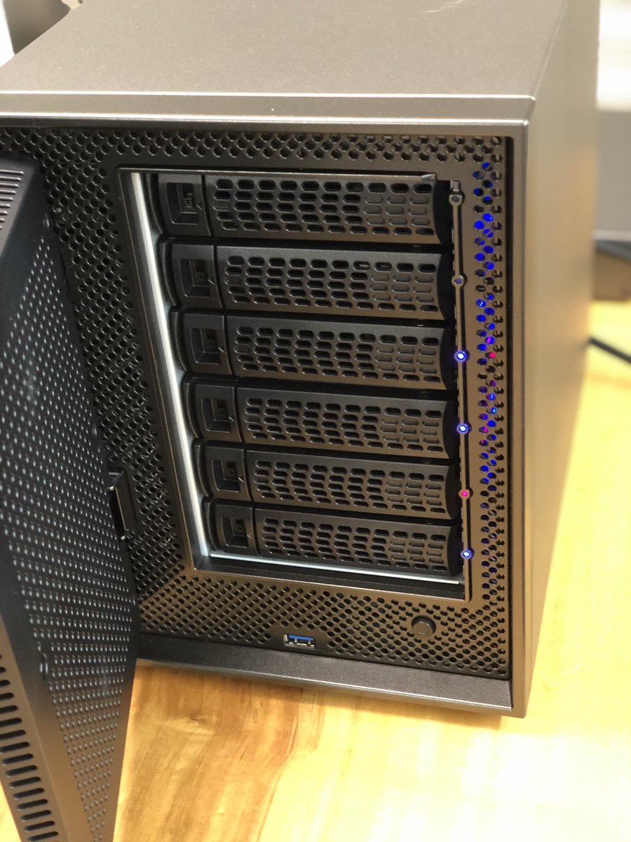 kouichi_ax's tweet photo. HDDが届いたのでNASの設定を開始する😀
ボリューム構築残り時間14時間😇
#NETGEAR 
#ReadyNAS
#NAS https://t.co/IM0H6uMTSh