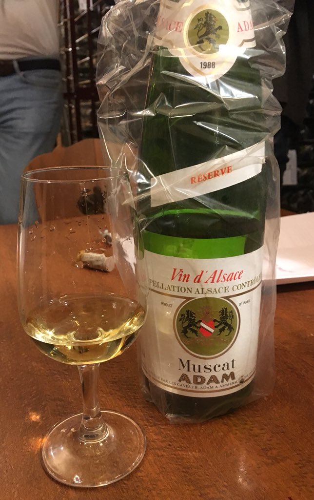 fede_pierre's tweet photo. Clôture soirée #degustations #tastings  #Riesling 94 #Muscat 78 ❤️#PinotGris 88 parmi les 60 000 de l’#oenotheque de la @CONFRERIESTETIE 🙏😍 #DrinkAlsace https://t.co/E2sn9IChZK