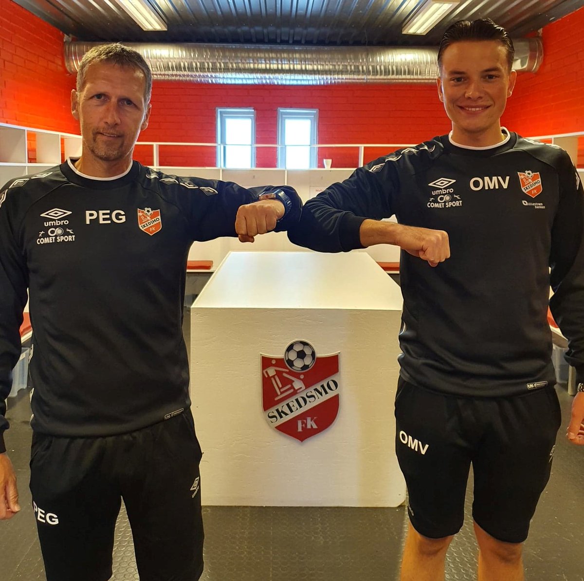 SkedsmoFK's tweet photo. Det tok litt tid. Men @SkedsmoFK kan nå melde om at støtteapparatet er komplett. @OleVidnes er på plass i laglederrolle. Han har allerede rukket å sette sitt preg på garderoben. Vi er meget fornøyd med denne signeringen.
#faahelebreddenigang 
@Lokalfotballen https://t.co/Sy7daijsbG
