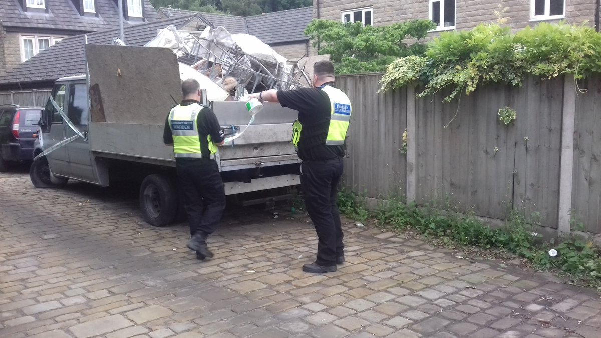 SueWake9's tweet photo. Team 3 dealing with more abandon vehicles, they will be removed from our highways.
@calderdale
@CMBC_CSRT
@Suewarden306
@WardenRonan304 
@wardenseb324 
#keepcalderclean 
#dontmuckabout https://t.co/S1quOiModZ