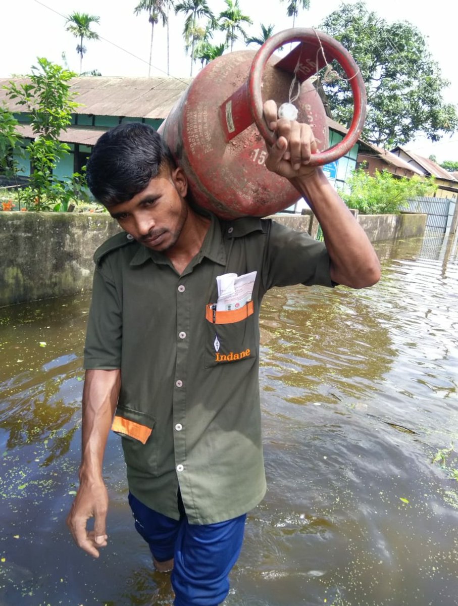 LPGfederation's tweet photo. @dpradhanbjp @PetroleumMin @IndianOilcl @HPCL @BPCLimited @CmdHpcl @rmisri1962 @anujjain1906   LPG dists &amp; del staff r risking their lives  fighting both Pandemic &amp; Floods to give uninterrupted supplies.OMCs should appreciate their efforts forgetting  other targets for sometime. https://t.co/OlF3Ux2hAD