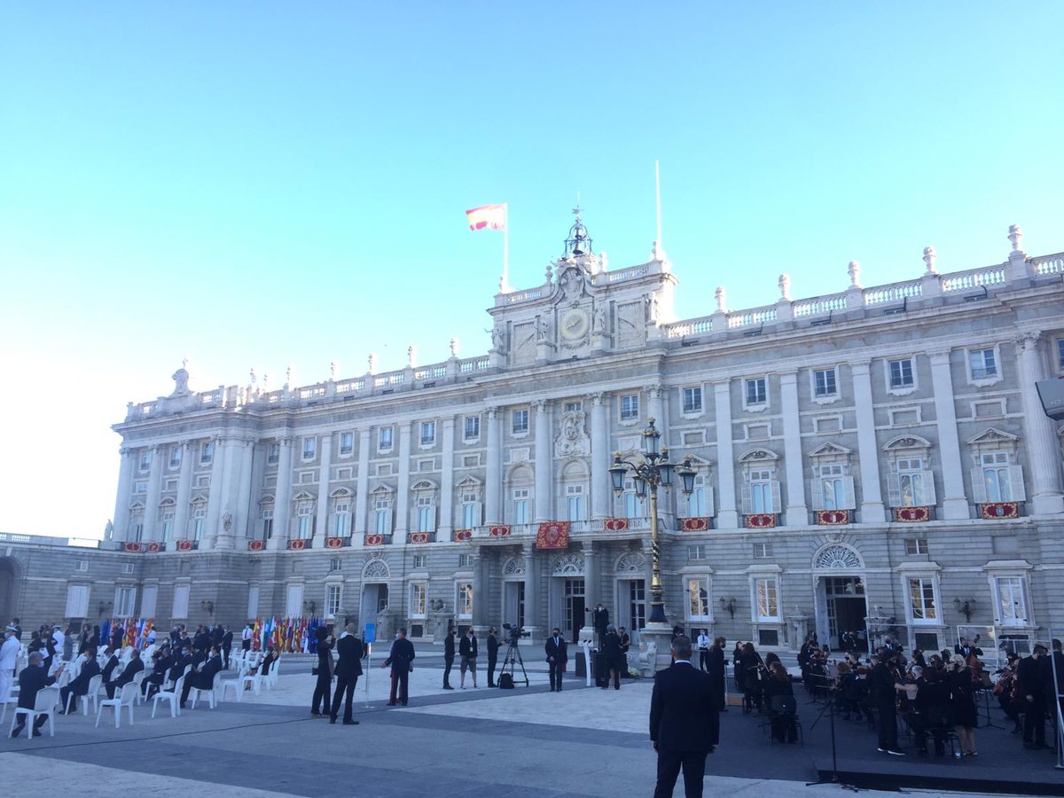 RFESS1's tweet photo. Nuestra socorrista Isabel Costa Portilla @isabelsport, subcampeona de Europa de #Salvamento y #Socorrismo y enfermera que luchó para que #EsteVirusLoParamosUnidos, asiste en el Palacio Real al homenaje a las víctimas de la #COVID19, presidido por el Rey. #orgullososdeella https://t.co/dCJiYhgqfd