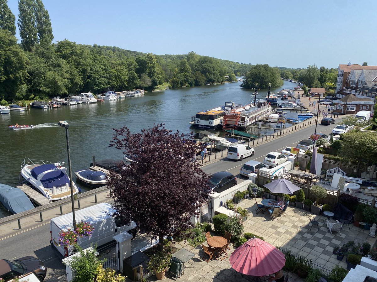 Tatianasflat's tweet photo. What a view... #selfcatering #accommodation #henleyaccommodation #oxfordshire #thames #riverside #holidaylet #holidayflat #view #thamesview https://t.co/wRYNM0AO3R