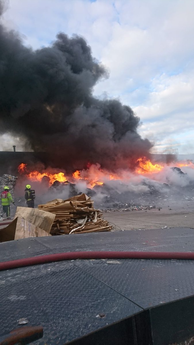SYFR's tweet photo. Images from the recycling centre fire in Wath-Upon-Dearne earlier this A.M🔥

Officers have said the fire is surrounded and the smoke plume has reduced

Please avoid the area

If residents are still able to smell smoke, please keep your windows and doors closed until this passes https://t.co/bLyuSb3ATd