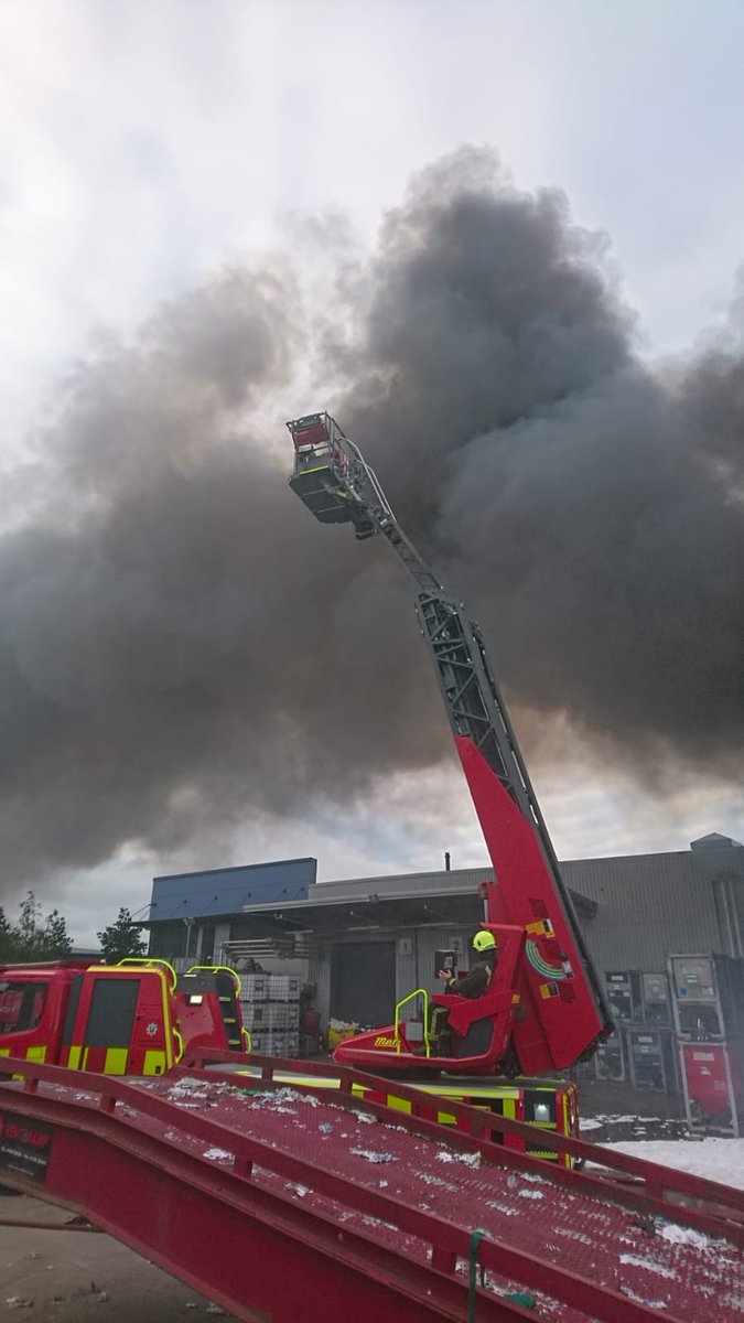 SYFR's tweet photo. Images from the recycling centre fire in Wath-Upon-Dearne earlier this A.M🔥

Officers have said the fire is surrounded and the smoke plume has reduced

Please avoid the area

If residents are still able to smell smoke, please keep your windows and doors closed until this passes https://t.co/bLyuSb3ATd