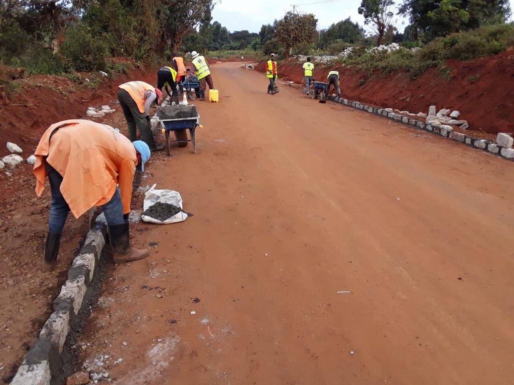 PSCharlesHinga's tweet photo. Kazi Mtaani phase 2 entail works beyond hygiene. Youths will be trained to build roads using cobblestones, below they are doing a pilot 1km road in Mua, Machakos using cobblestones. The future is to shift towards community contracting to guarantee them opportunities @PDUDelivery https://t.co/tbMsGDm38o