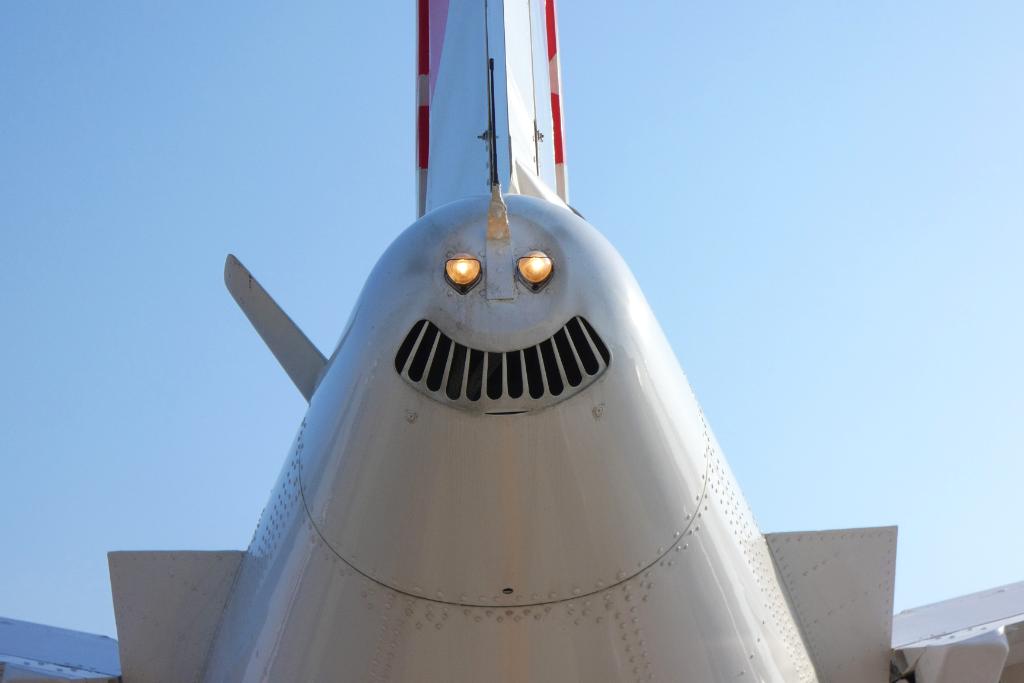 JAL_Official_jp's tweet photo. どうも、JALの中の人です|･ω･)ﾉ

今日は #SAAB のお尻✈️
にっこり笑いかけてくれているように見えませんか？😆✨

#JALおすすめアングル https://t.co/IUo59C2HyE