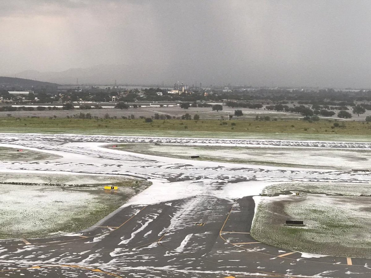 flyAPM's tweet photo. #ICYMI hace unos momentos en #Querétaro #QET #MMQT @AIQ_MX
MMQT 160021Z 11032G54KT 0SM TSRAGR BKN010 OVC020CB 15/14 A3022 RMK 8/3//
#flyAPM #avgeek https://t.co/N7KzST1dh6