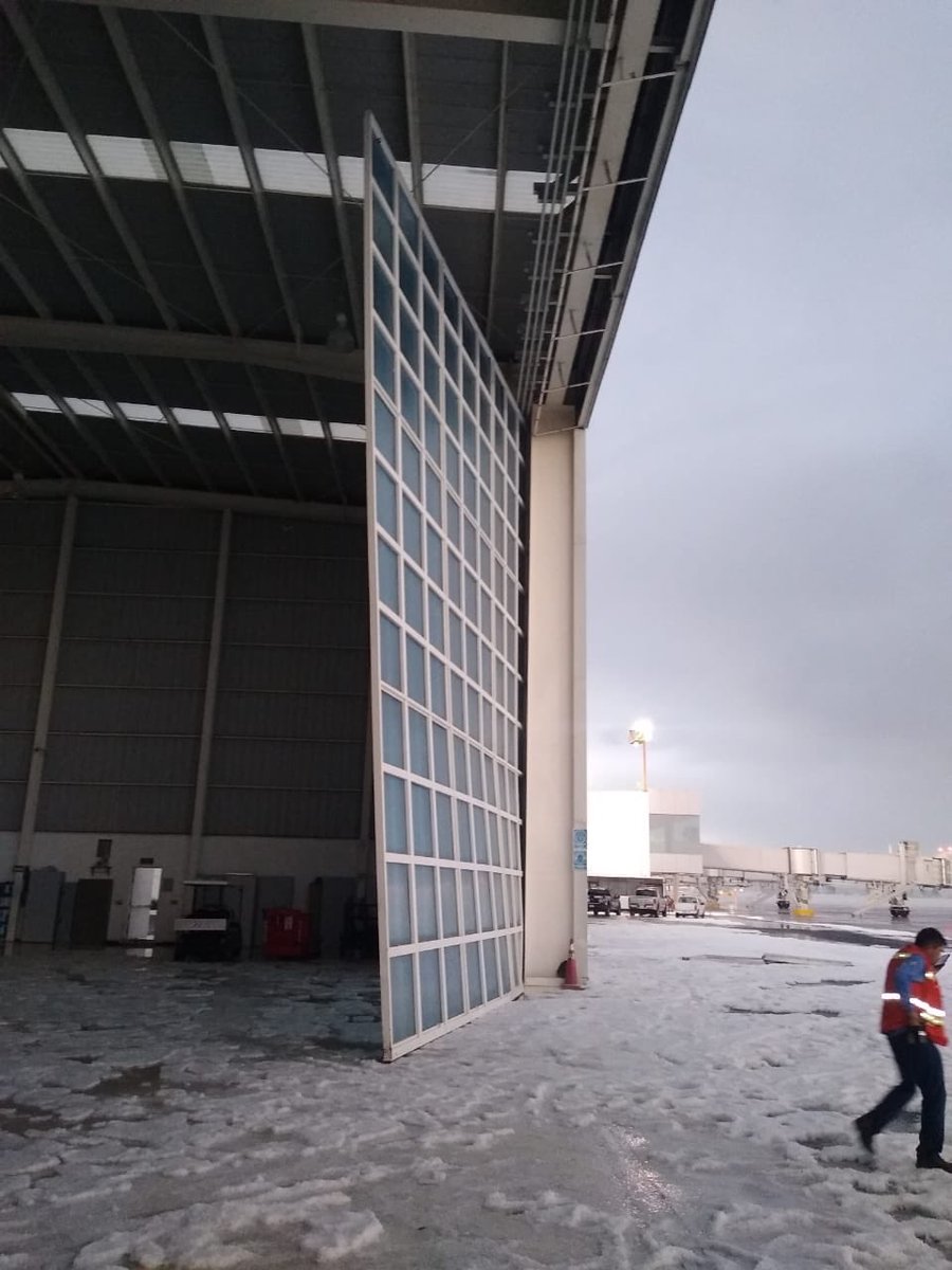 flyAPM's tweet photo. #ICYMI hace unos momentos en #Querétaro #QET #MMQT @AIQ_MX
MMQT 160021Z 11032G54KT 0SM TSRAGR BKN010 OVC020CB 15/14 A3022 RMK 8/3//
#flyAPM #avgeek https://t.co/SxUBFXIIAT