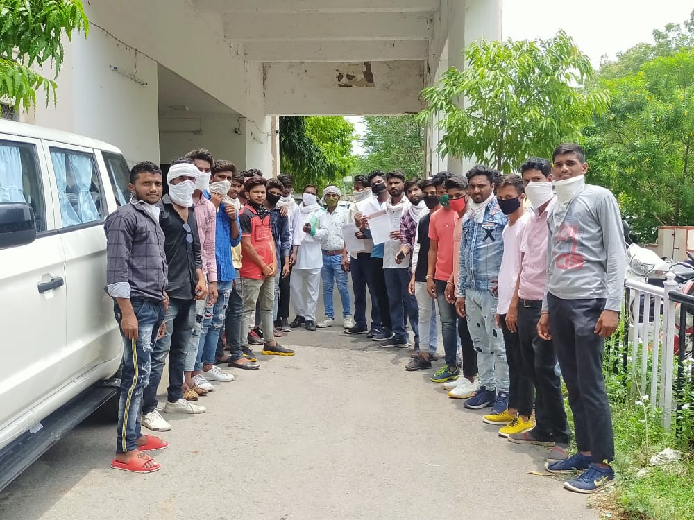 PavanBamaniya's tweet photo. भिल प्रदेश राज्य की मांग करते हुए बाँसवाड़ा जिले के उपखंड अधिकारी के माध्यम से राष्ट्रपति जी को जापन दिय।। #Save_The_Tribal

जय जोहार🏹🏹

जय आदिवासी 🙏🙏

जय भील प्रदेश🙏🙏 https://t.co/KKVc0Azx4F