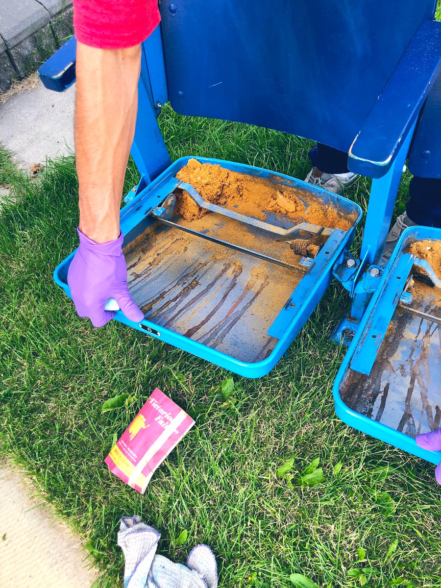 jamey_lo's tweet photo. Almost a year later, I finally got around to cleaning my #EdmontonColiseum seats 🏟🏒🤮.
Also found a #JehovahsWitnesses’ pamphlet buried in the seats from their International Convention held in #yeg in 1978! https://t.co/7VDnq0P3d3