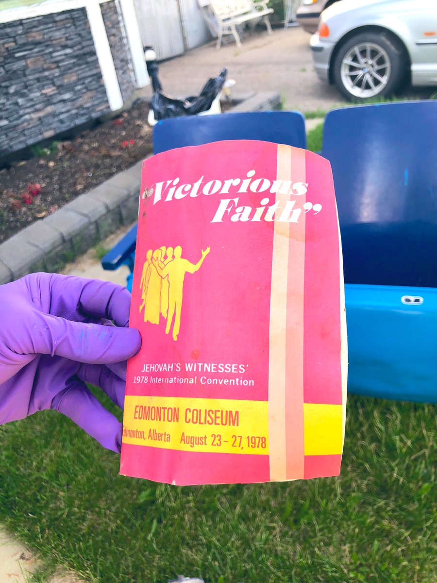 jamey_lo's tweet photo. Almost a year later, I finally got around to cleaning my #EdmontonColiseum seats 🏟🏒🤮.
Also found a #JehovahsWitnesses’ pamphlet buried in the seats from their International Convention held in #yeg in 1978! https://t.co/7VDnq0P3d3