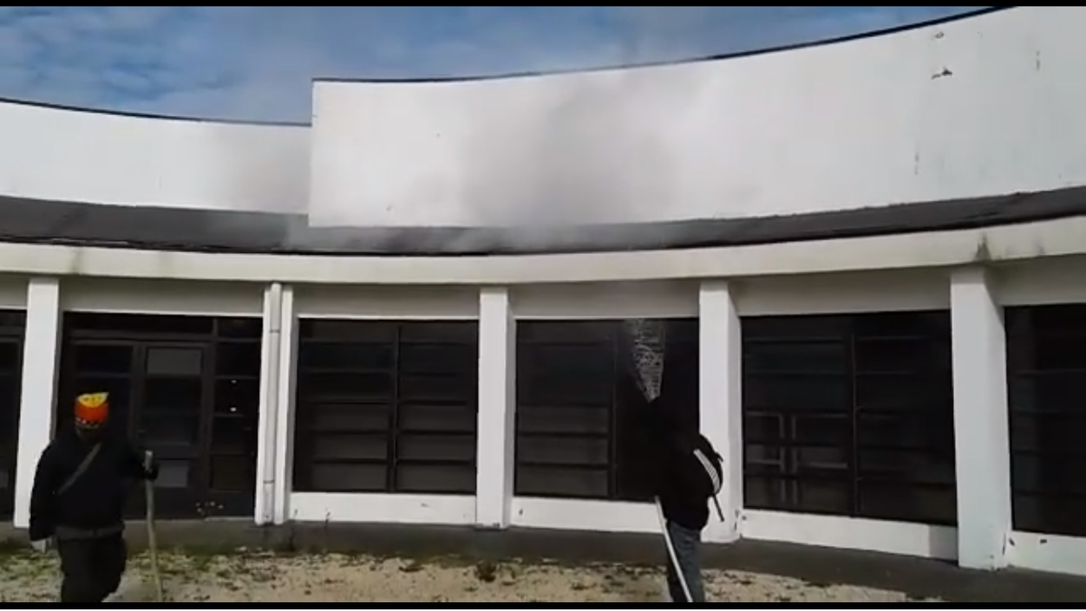 rsumen's tweet photo. Manifestantes mapuches lograron controlar amago de incendio provocado por #lacrimógenas en el patrimonial #MuseoMapuche de #Cañete ►https://t.co/Mke3ECuvEz https://t.co/ekglKkHUgs