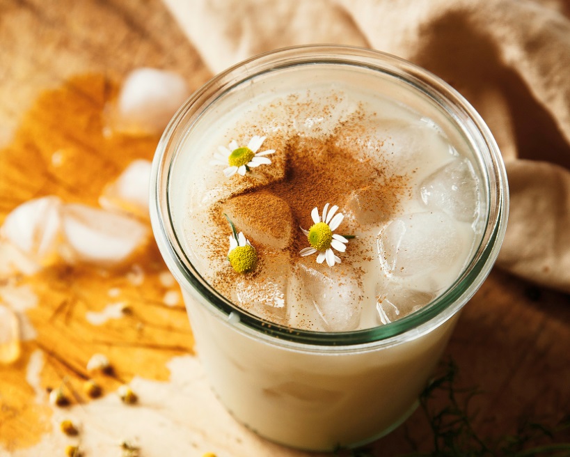 thevegetariandi's tweet photo. COOL, CALM CHAMOMILE ICED LATTE WITH VANILLA
Learn the recipe here: https://t.co/Z6Zo0FwmxX

#Healthydrinks #Healthycipes #Healthydeliciousdrinks #Thevegedrinks https://t.co/xBdYNdQ4st