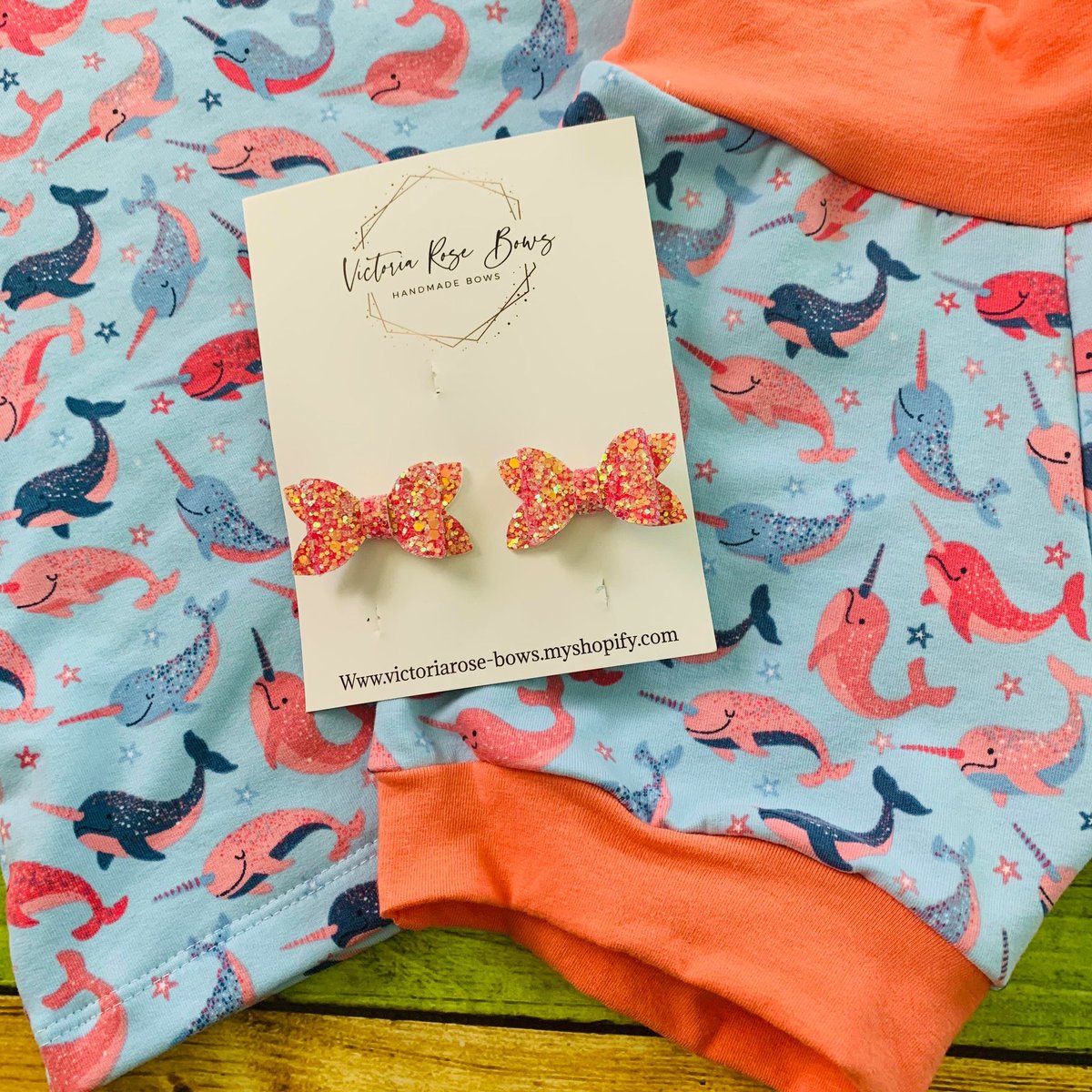 SnappyGreensLLC's tweet photo. 🌞The tank and cuff shorts set are a favorite!  Perfect for those summer days🌞! The “Ocean” drop happens on 7/20 at 9pm EST!💦🐳

🎀These and a ton more to match will drop on 7/21 at 9pm EST @victoriarosebows 
#shopsmall #handmade #handmadebows🎀 #snappygreens #victoriarosebows https://t.co/yHr7y5YTgz