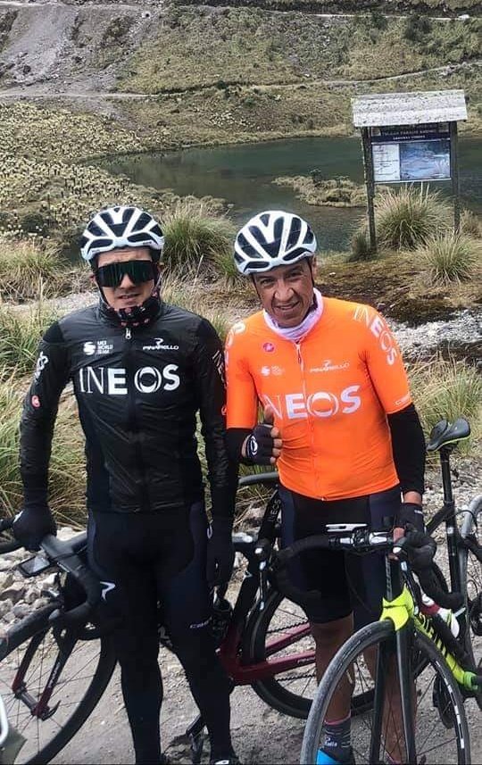 #Deportes | El ciclista <a href="/RichardCarapazM/">Richard Carapaz M</a> viajó a España para unirse a sus compañeros del equipo @TeamINEOS
El ganador del #GiroItalia2019 competirá en Polonia, España e Italia. Se entrenó en las vías de Carchi y llegó en su caballito de acero a las lagunas verdes.

#ComunicadorEc