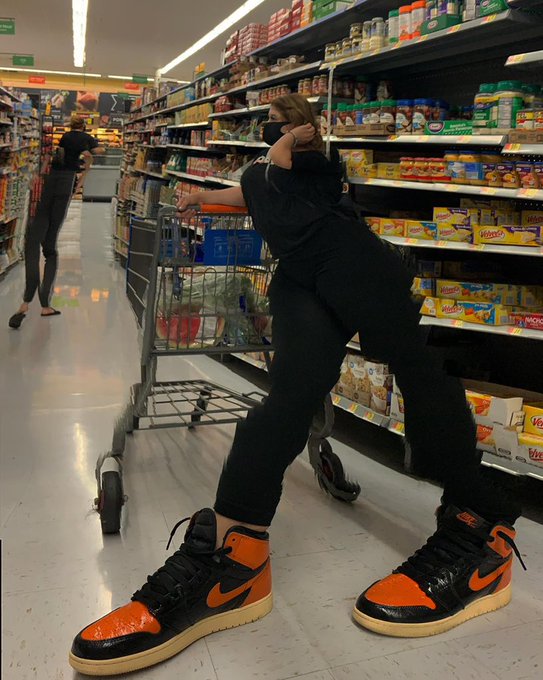 2 pic. Walmart ? https://t.co/vspbiEAqp3