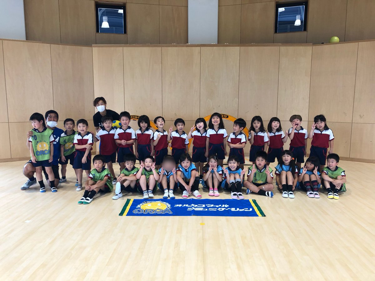 orcasmile2016's tweet photo. 今日は久しぶりのスマコミを『認定こども園OURS』でやってきましたー‼︎
元気いっぱいの子供たち約90名と楽しくサッカーをして、今週末の開幕に向けてパワーをもらってきました〜😊⚽️
#オルカ鴨川FC
#スマイルコミュニケーション
#認定こども園OURS
#年長さん
#サッカー https://t.co/vocr6qUsFU