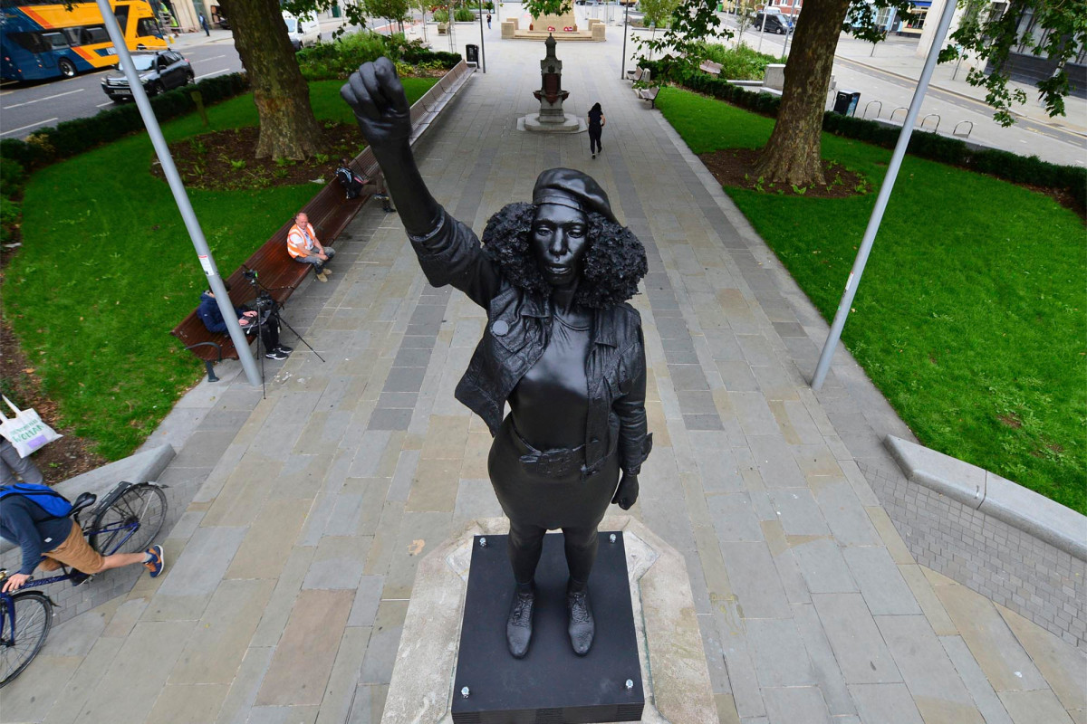 Black Lives Matter sculpture replaces toppled statue of British slave trader trib.al/KAAcX5I