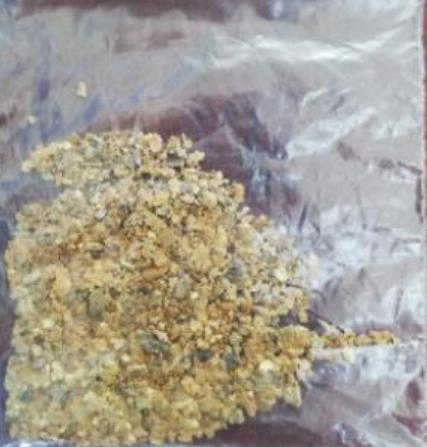 PoliciaEcuador's tweet photo. Capturamos a dos ciudadanos por transporte y comercialización ilegal de material aurífero, en #Imbabura.
Entre los indicios tenemos el decomiso de 50 gramos de posible oro.
#DirPolicíaJudicial, #UIDM https://t.co/J8pzAtFohD