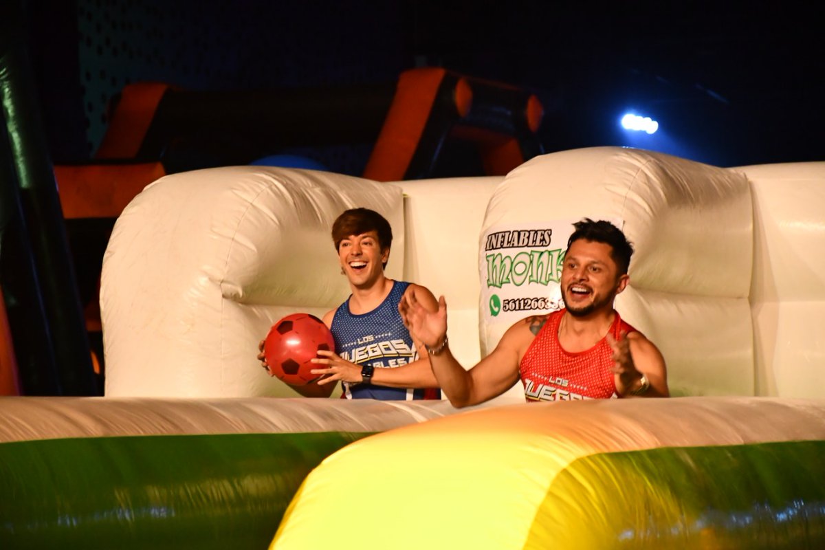 rogerlateshow's tweet photo. @Jey_AcaShore compitió 🆚 @rogergzz en 'Enséstamela Aquí' 🤩 y el juego se puso súper reñido 💪🏻 #LosJuegosInflablesDelHambre #FelizCumpleRoger 🎂 https://t.co/RpsENq83VV
