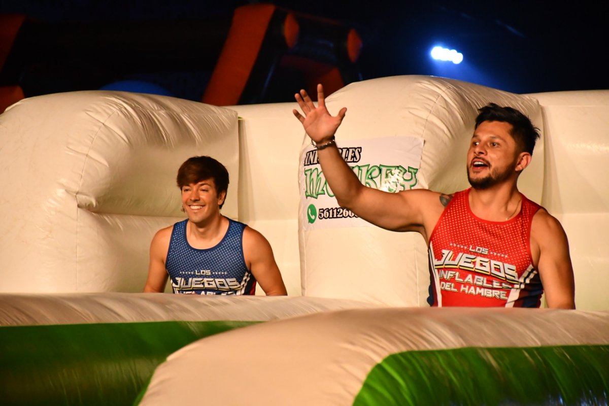 <a href="/Jey_AcaShore/">Jey Jey</a> compitió 🆚 <a href="/rogergzz/">ROGER GONZALEZ</a> en 'Enséstamela Aquí' 🤩 y el juego se puso súper reñido 💪🏻 #LosJuegosInflablesDelHambre #FelizCumpleRoger 🎂
