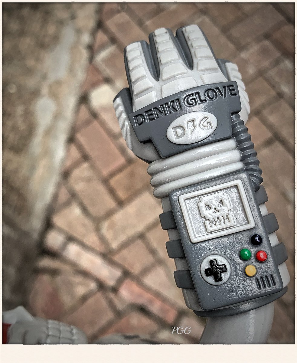 Godzilkiller's tweet photo. Helping 🤚🏻

#skulltoys #出稼労働2020 #denkiglove #hakabagallery #guy2 https://t.co/A7NlEVnt1j
