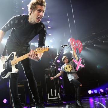 AFIDrumx's tweet photo. 🎂Older Luke Hemmings 
        as Younger Luke Hemmings. 🎂 

          A 24th birthday thread;

#HappyBirthdayLuke
#HappyBirthdayLukeHemmings https://t.co/R2SRXpqAOg
