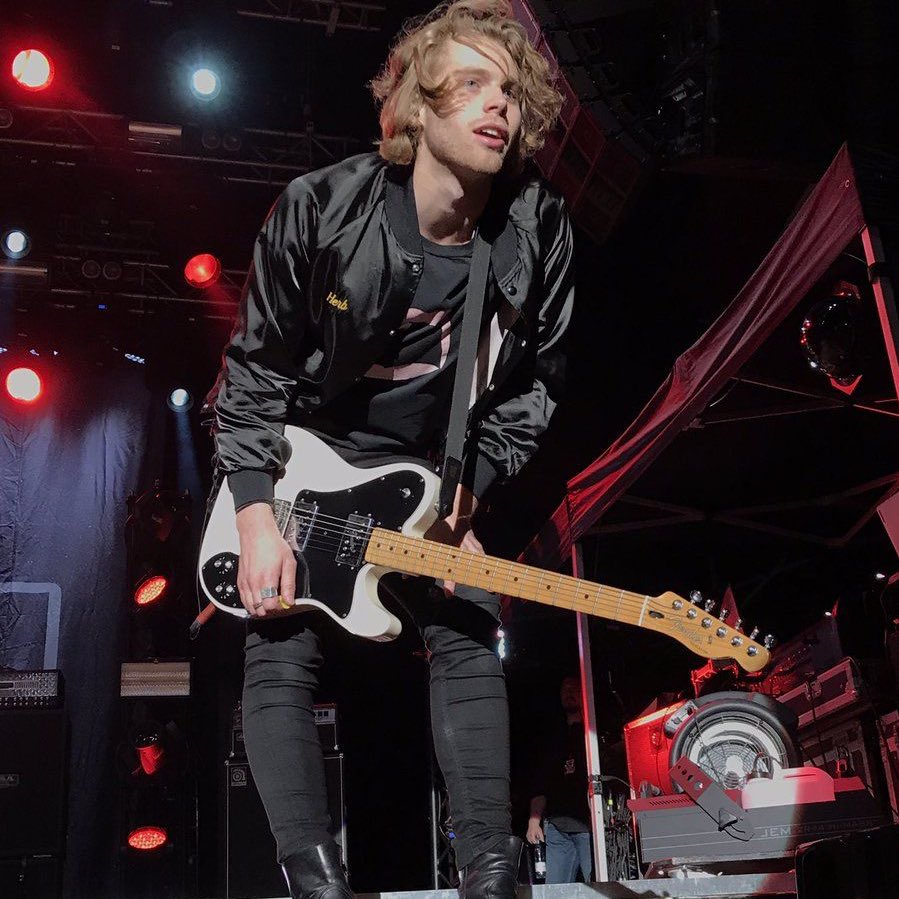 AFIDrumx's tweet photo. 🎂Older Luke Hemmings 
        as Younger Luke Hemmings. 🎂 

          A 24th birthday thread;

#HappyBirthdayLuke
#HappyBirthdayLukeHemmings https://t.co/R2SRXpqAOg
