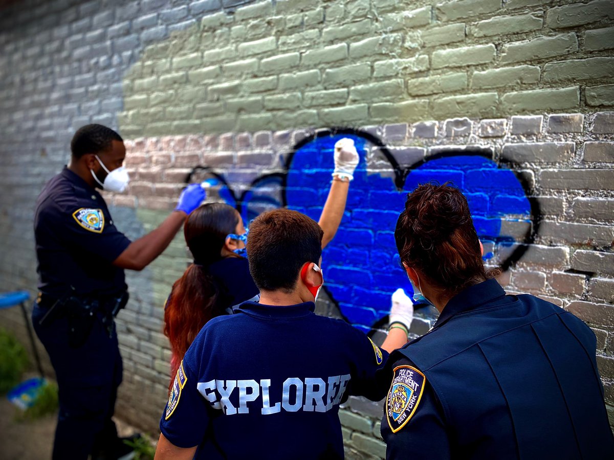 NYPD49Pct's tweet image. Today we partnered with the #AllertonMerchant Assoc. to clean up some unsightly #graffiti. #NYPDExplorers #NYPDConnecting 

We will continue our efforts bridging the gap!! #Bronx