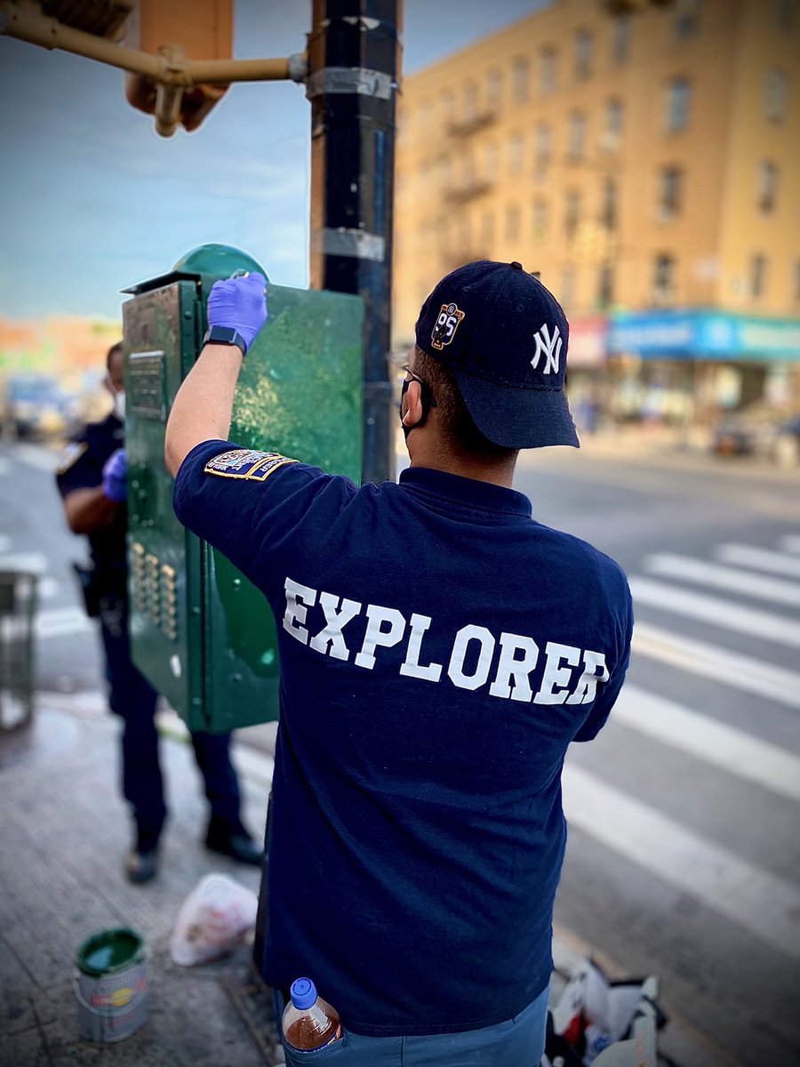 NYPD49Pct's tweet image. Today we partnered with the #AllertonMerchant Assoc. to clean up some unsightly #graffiti. #NYPDExplorers #NYPDConnecting 

We will continue our efforts bridging the gap!! #Bronx