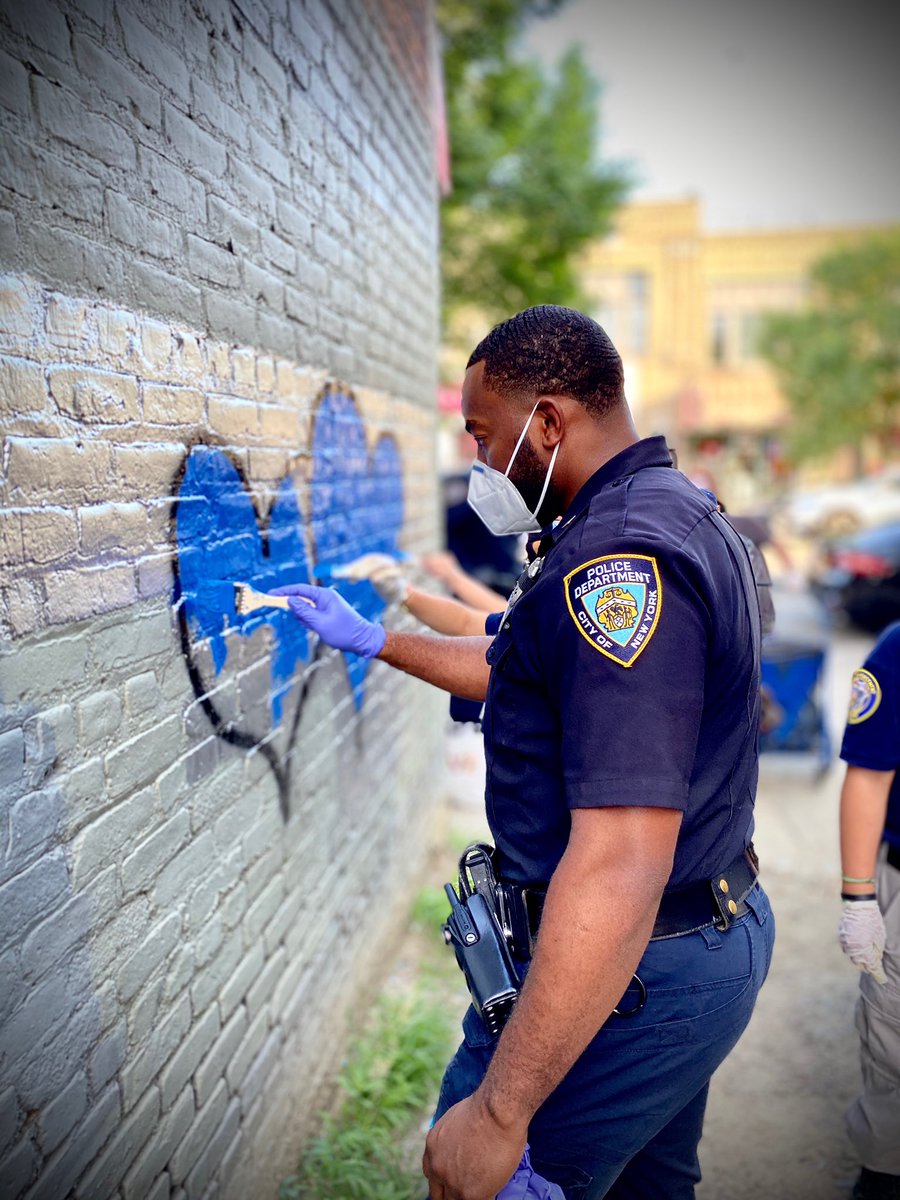 NYPD49Pct's tweet image. Today we partnered with the #AllertonMerchant Assoc. to clean up some unsightly #graffiti. #NYPDExplorers #NYPDConnecting 

We will continue our efforts bridging the gap!! #Bronx