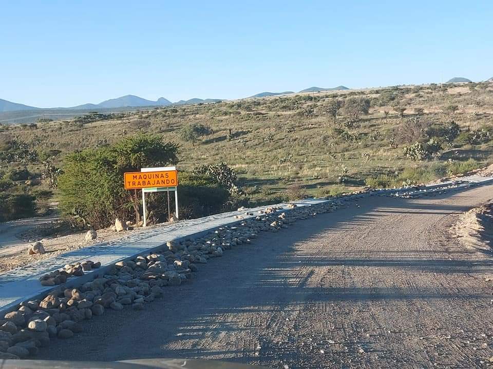 LaloMaldonadoSF's tweet photo. Avanza la construcción de la 4ta etapa del camino a la comunidad Los Martínez.
Realizamos esta obra con recurso 100% municipal 🚧🛑, sin duda mejorará la imagen y calidad de vida de los habitantes de esta zona.
#SanFelipeesProgreso #UnionTradicionyProgreso https://t.co/wt5QcJydLA