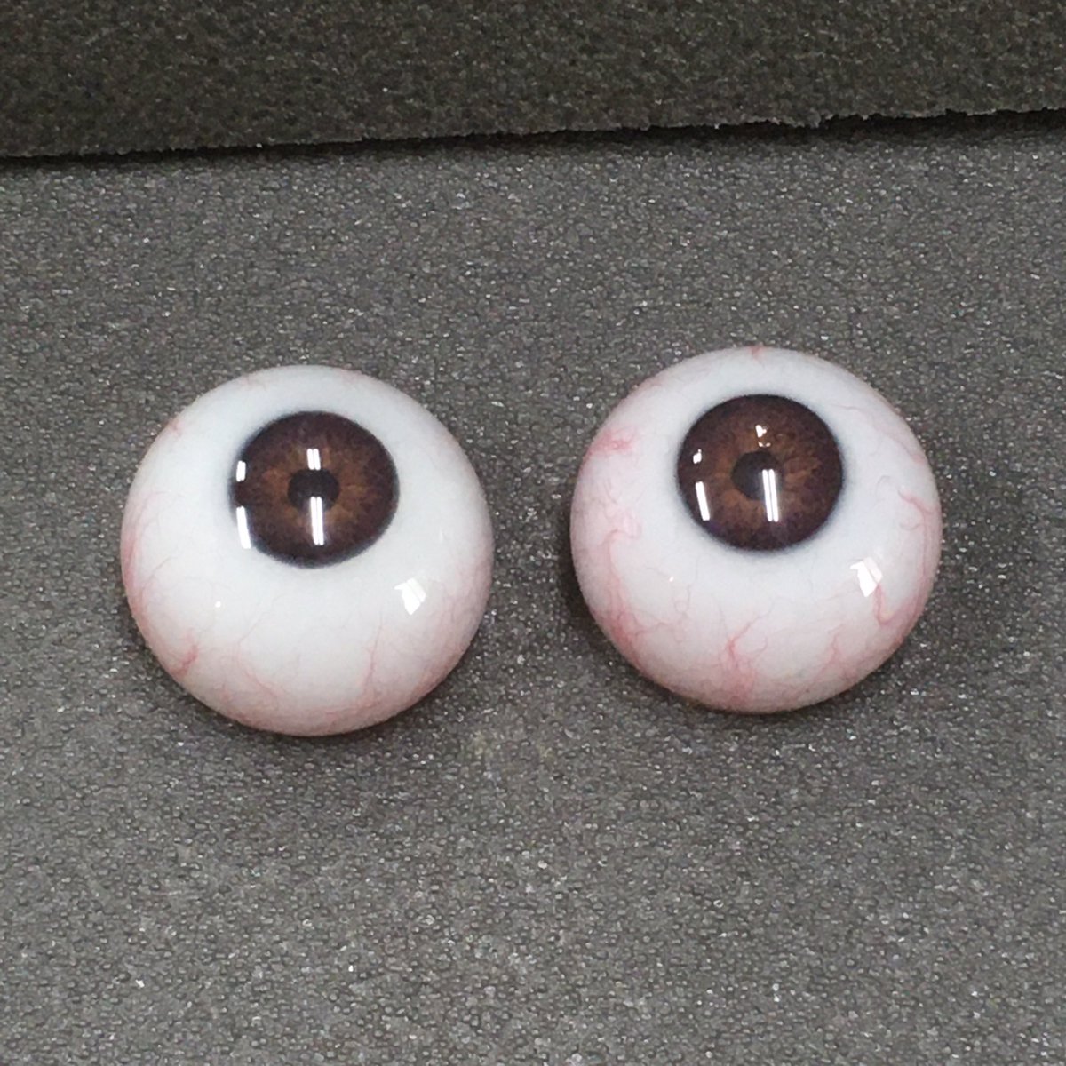OkuyamaT2c's tweet photo. 新しい型で久々に人間サイズの義眼。
直径約27.5〜28mm。
レンズの凸は無い仕様で。
血管の量は変えてみた。
義眼制作は何かと手間がかかるので
どうにか簡略化をと色々試したけど
結局は元のやり方が確実だったという残念なオチ😅
#polyesterresin #eyeball
#義眼
#ポリエステル樹脂 https://t.co/HgwxuMASBI