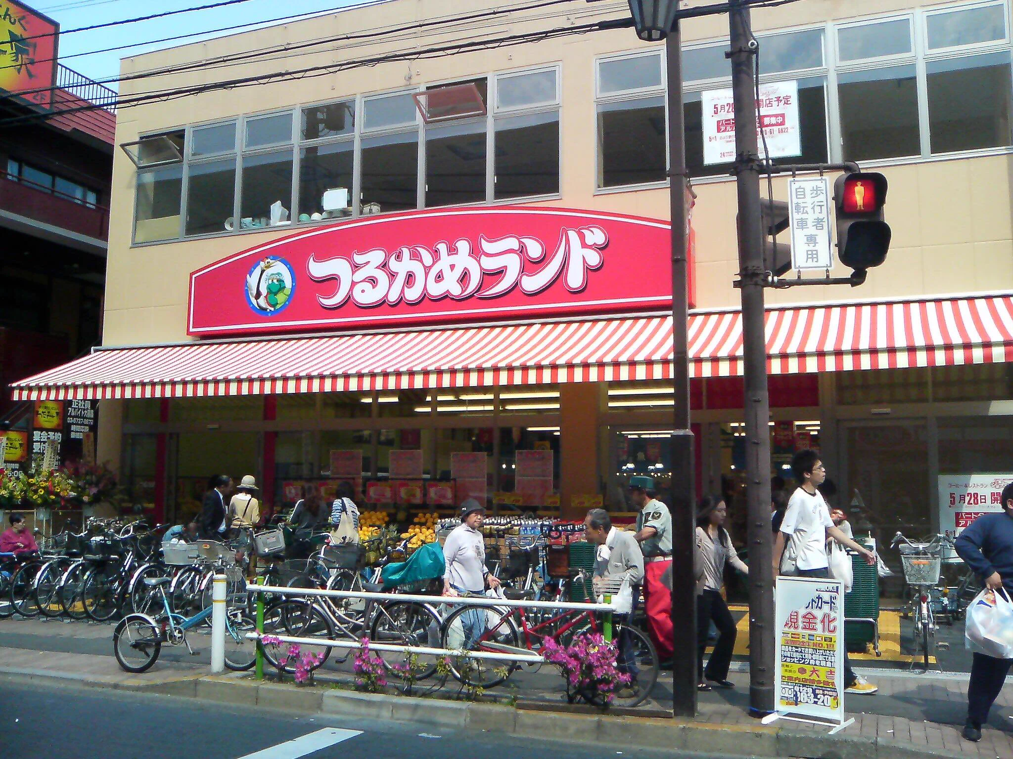 @asami_meguru コンビニではないですがかつて存在していたお店も入れてほしいです(و'ω')و 