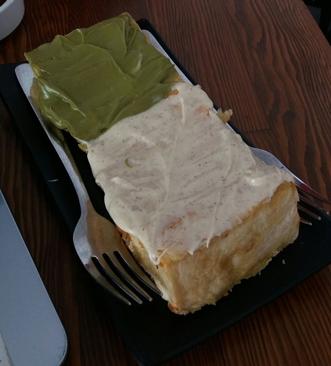 sofya_tweet's tweet photo. Ropang topping greentea + tiramisu 😋

#ropang #greentea #breakfast #latepost https://t.co/f1S3alHpAz