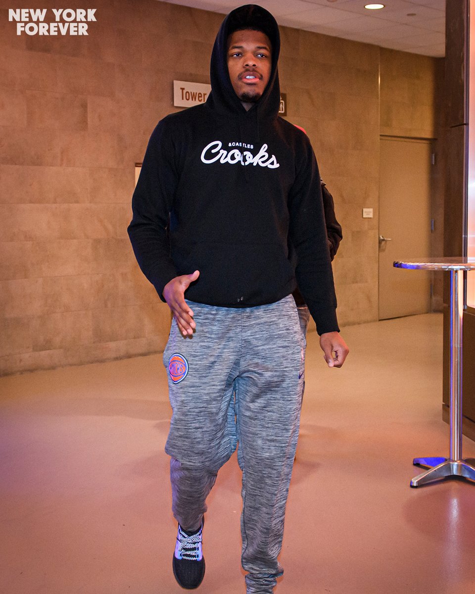 nyknicks's tweet image. DSJ’s dap-upon-arrival etiquette is mad consistent 🤝