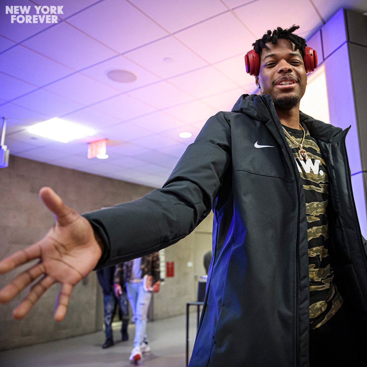 nyknicks's tweet image. DSJ’s dap-upon-arrival etiquette is mad consistent 🤝