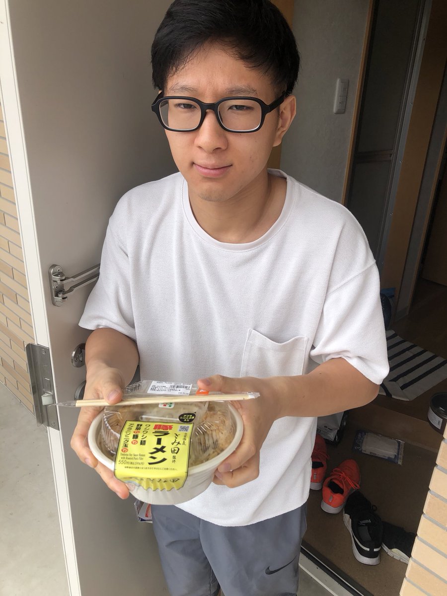 irikuH30enter's tweet photo. お久しぶりです！
医学科三年の鬼門微生物学ユニットはついにラストスパート！

諸事情でテストではない植木はUeson Eatsと称して
豪華な装飾を愛車に施しみんなにお昼ご飯をデリバリー！！
大暉にはステドンのランチ
権聖には松屋特盛
登坂には豚ラーメン
をお届けしました！！

みんな頑張れよ！ https://t.co/09eCpxwK68