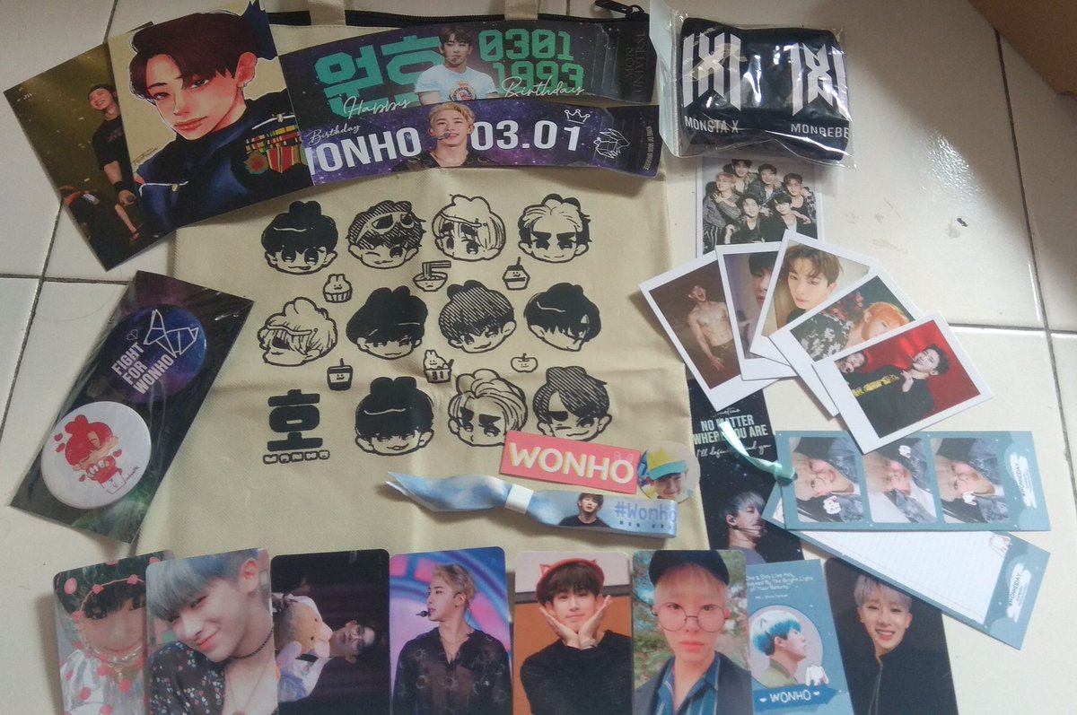 monbebe_nfia's tweet photo. Finally my Monuniverse Surabaya freebies arrived huhu, even though we can't gather like usual due to the current situation but I really love this. My favorite of all is tenkawa's merch, the drawing is so cute. ❤️❤️❤️❤️❤️
@MonbebeSurabaya @blumebinu_
#MONUNIVERSE #MONBEBESURABAYA https://t.co/hNmkWaXno5