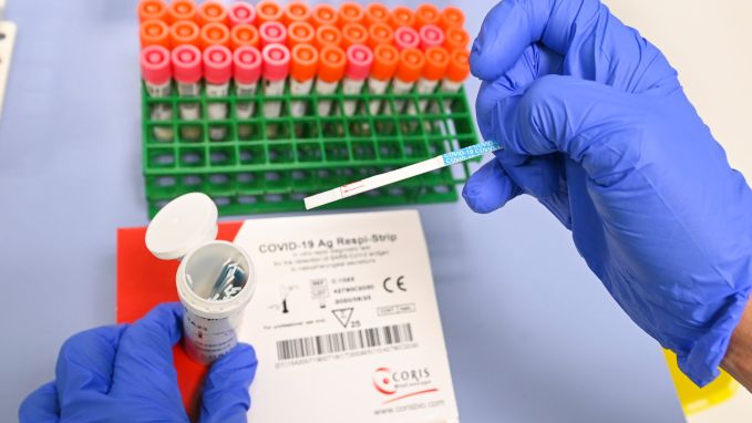HLN_BE's tweet photo. OVERZICHT. Gemiddeld aantal coronabesmettingen stijgt naar afgerond 100 https://t.co/ySyrj7f420 https://t.co/05xljKXr2r