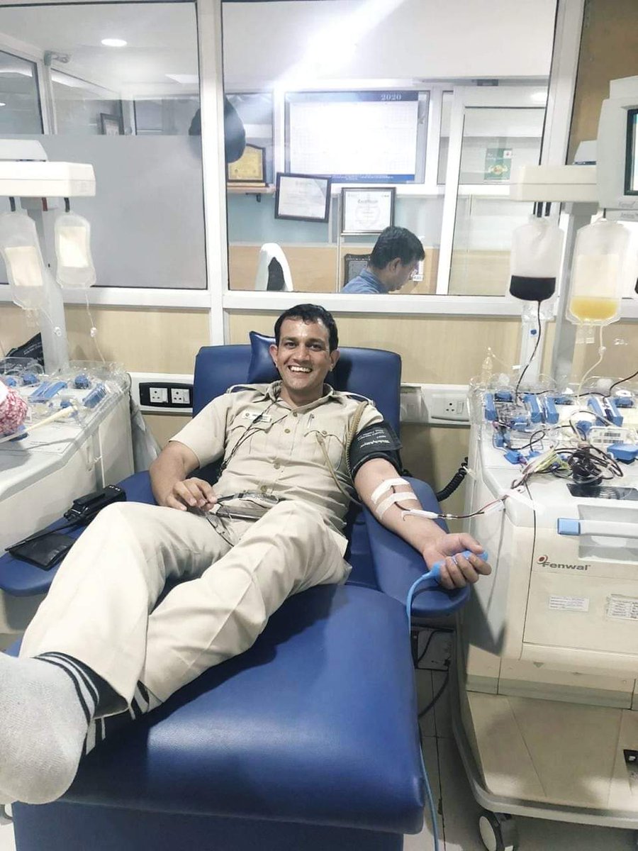 HemaniBhandari's tweet photo. #Delhi They are @CopRavinder &amp; @CopAmitphogat, @DelhiPolice Constables who've been coordinating for blood plasma &amp; platelets. So far, they've saved facilitated plasma for 20 #COVID19 patients &amp; platelets for over 280 since March. Themselves have donated 48 &amp; 64 times resp.
In TH https://t.co/HqyvIFZAFw