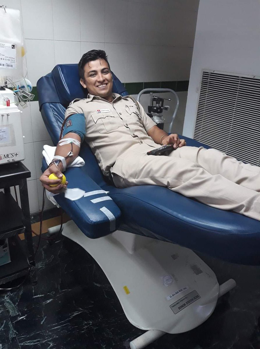 HemaniBhandari's tweet photo. #Delhi They are @CopRavinder &amp; @CopAmitphogat, @DelhiPolice Constables who've been coordinating for blood plasma &amp; platelets. So far, they've saved facilitated plasma for 20 #COVID19 patients &amp; platelets for over 280 since March. Themselves have donated 48 &amp; 64 times resp.
In TH https://t.co/HqyvIFZAFw