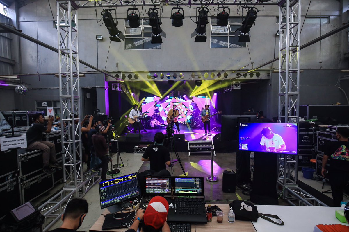 band_Armada's tweet photo. Kemarin Selasa (14 Juli 2020), kami tampil untuk perayaan ulang tahun ke-6 @BTPNSyariah. Maju terus BTPN Syariah, selalu jadi yang terdepan! #6tahunbercerita
Foto dokumentasi oleh @stagexedge. #ARMADA2020 https://t.co/i3x3eoz6x3