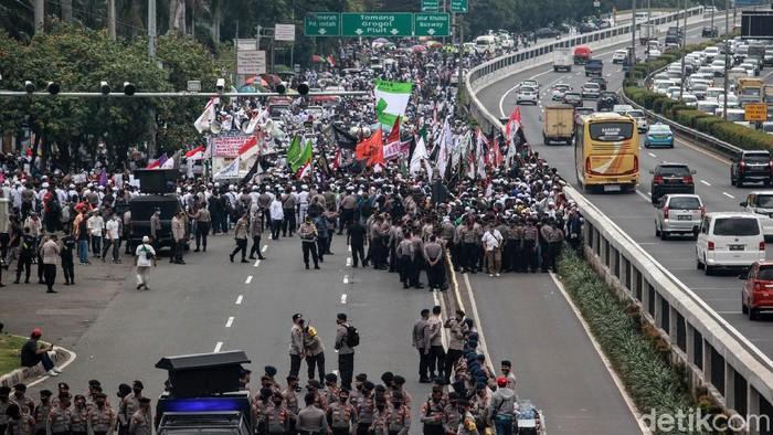 detikcom's tweet photo. #Foto Para pengunjuk rasa mulai mendatangi gedung DPR, Jakarta. Mereka menolak RUU HIP dan tolak omnibus law saat DPR akan menggelar sidang paripurna. Berikut penampakannya: #Demo #DPR

Foto: Ari Saputra/detikcom https://t.co/91us76kx3d
