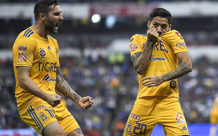 reymonero's tweet photo. El torneo pasado besando el escudo de Tigres cuando le anotó a Cruz Azul, hoy, burlándose de ellos cuando pierde. 

Siempre se agradecido con quien te abrió las puertas. 

A Javier Aquino se le olvida de donde salió, quien lo formó, y donde el tampoco hizo que se ganara nada. https://t.co/mew1gLtj3X