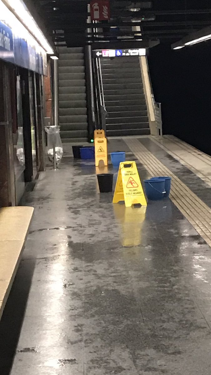 cmarinf's tweet photo. #tmb fiesta del agua hasta en los bancos https://t.co/F8rZ77mMEu