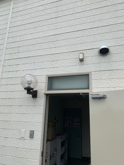 kkcplan's tweet photo. 防犯カメラの設置工事

1、2枚目が設置前です

防犯カメラの設置や照明タイマー・センサーの設置などもやっていますのでお気軽にお声掛けください😁

＃防犯カメラ　＃照明タイマー　＃センサー https://t.co/owWz0UpyAi