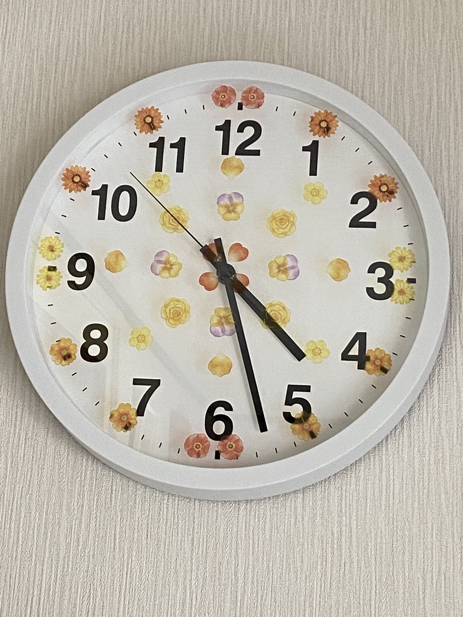 murasetosou's tweet photo. 何の変てつのない掛け時計にシールを貼って、花時計にしちゃいました。かわいいでしょう＾０＾ https://t.co/O05GV0hdOu